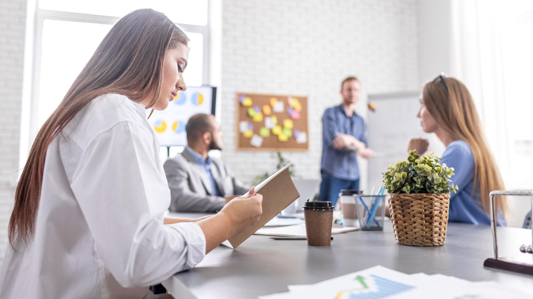 Professionelle Finanzberatung in modernem Büro